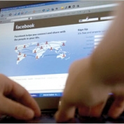 Femeile obişnuiesc să-şi modifice pozele postate pe facebook