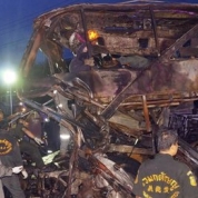 Cel puţin 19 persoane au murit, marţi dimineaţa, în Thailanda, când un aubuz a intrat în coliziune cu un camion