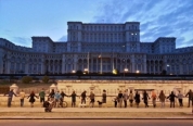 Lanţ uman în jurul Parlamentului. Sursa foto: evz.ro