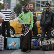 Comisia Europeană a ameninţat din nou Franţa cu sancţiuni după afirmaţiile ministrului de interne francez despre romi