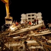 O clădire cu 5 etaje s-a PRĂBUŞIT în Bombay