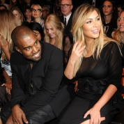 Kim Kardashian şi Kanye West s-au logodit