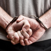 Trei bătăuși clujeni au fost reţinuţi de poliţişti