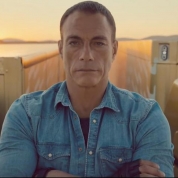 Reclama la Volvo în care Van Damme face şpagatul a devenit virală pe internet