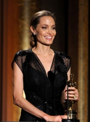 Angelina Jolie a primit un 'Oscar de onoare' pentru activitatea sa umanitară