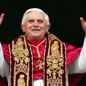 Papa Benedict al XVI lea