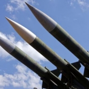 Un avion care transporta echipamente militare a fost doborât în estul țării 